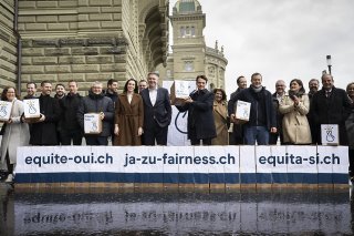 L'initiative populaire du Centre pour des impôts équitables pour les couples mariés a été déposée le 27 mars 2024 (archives). KEYSTONE/ANTHONY ANEX